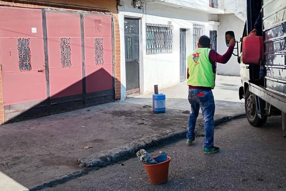Los espacios de parqueo y estacionamiento público se han visto afectado por los objetos que se colocan para "apartar" lugar.(Foto: Alcaldía Auxiliar Zona 5)