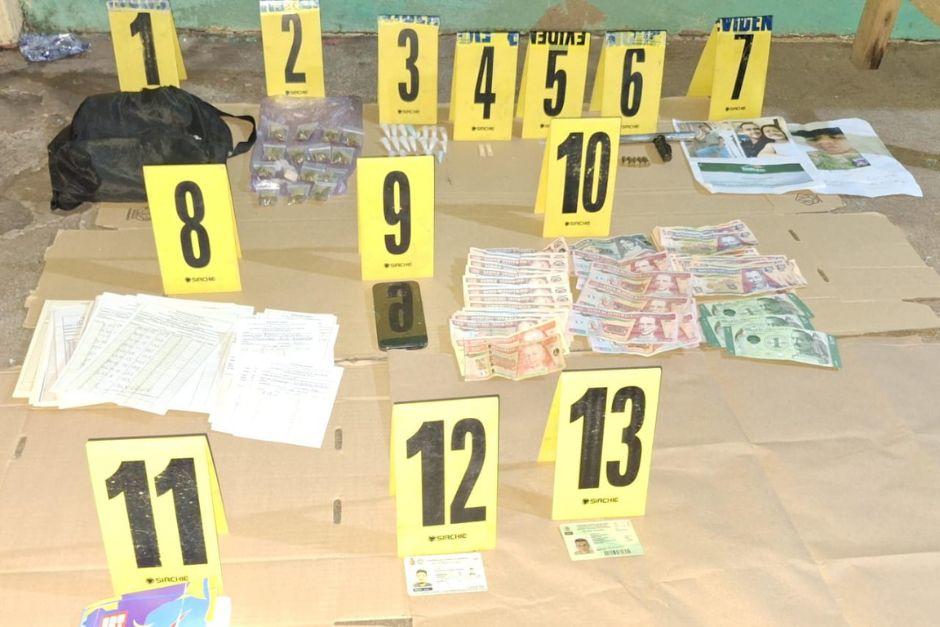 Drogas y dinero en efectivo es parte de lo que se le incautó a alias "Canche". (Foto: PNC)