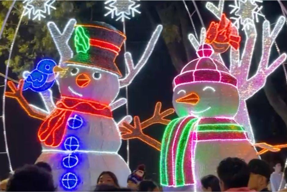 Decenas de estructuras nuevas fueron alumbradas esta noche en Plaza Berl&iacute;n. (Foto: Edgar Poc&oacute;n/Colaborador)