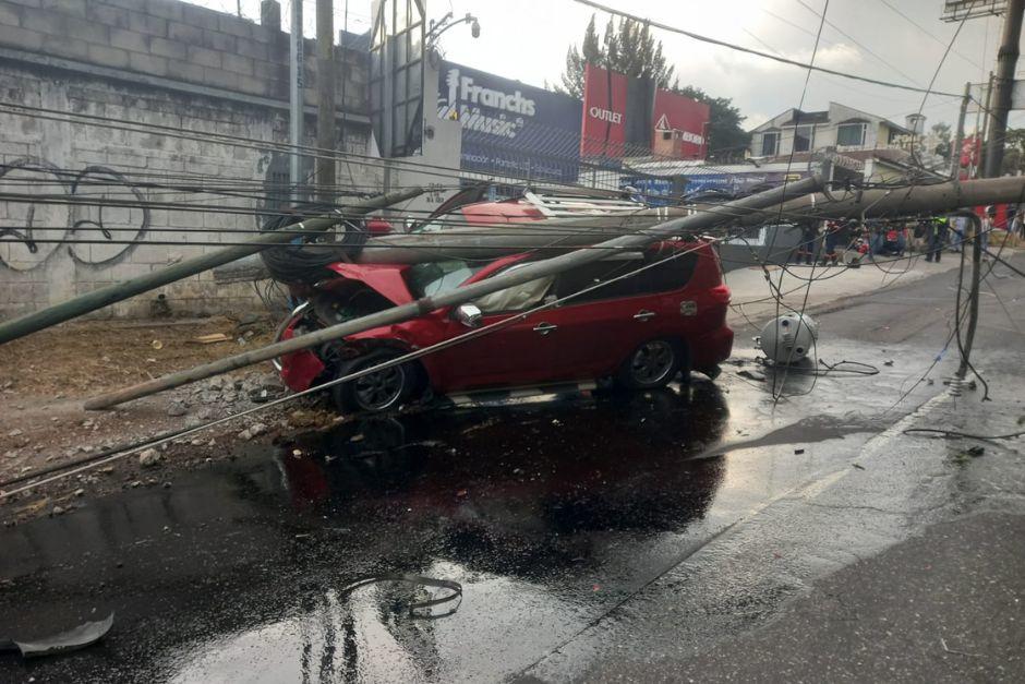 Ciudadanos se unieron para rescatar a los tripulantes mientras llegaban los socorristas. (Foto: Bomberos Municipales)
