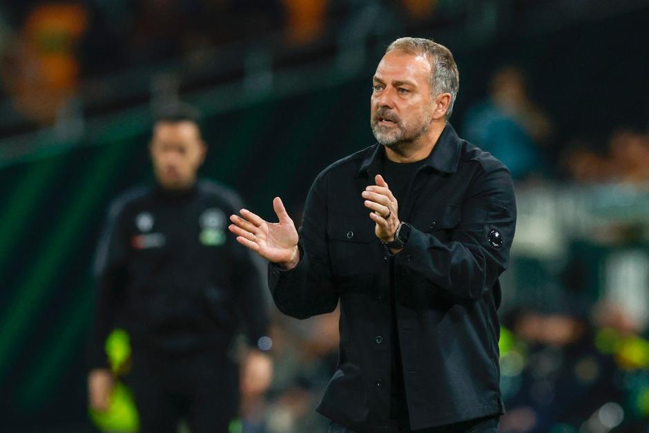 ¿Qué pasó al final? Hansi Flick explicó el desastre defensivo del 5-3. (Foto: AFP)