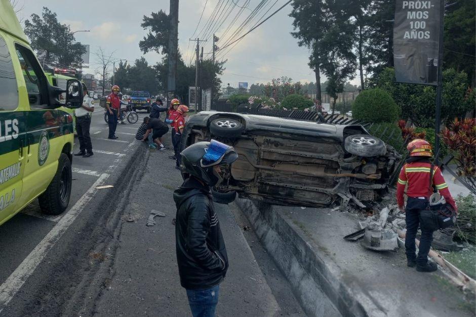 La camioneta quedó volcada sobre la banqueta en la zona 12. (Foto: Bomberos Municipales)