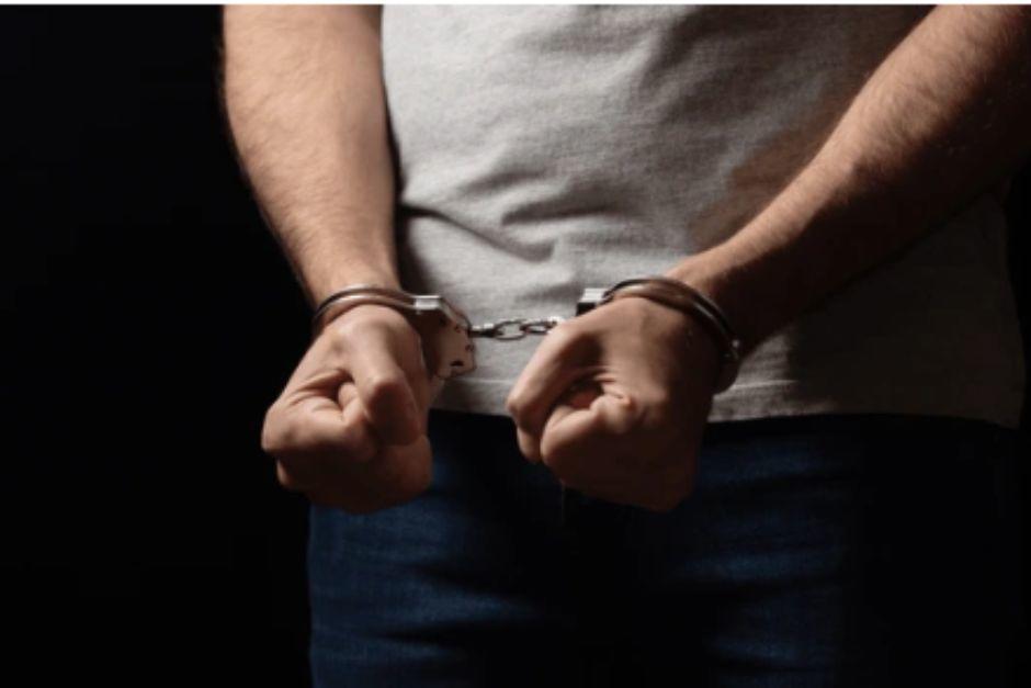 El hombre fue arrestado tras haber confesado su destino. (Foto: Shutterstock)