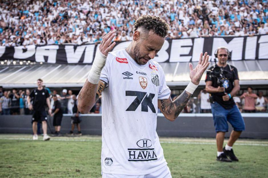 Tras la goleada ante Cruzeiro, Neymar se arrodilló para agradecer a Dios en medio de los aplausos de los aficionados. (Foto: Santos FC)