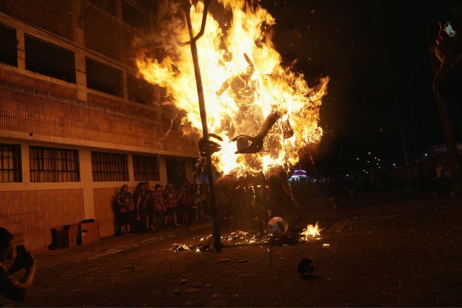 Piñatas del diablo fueron quemadas este 7 de diciembre por guatemaltecos. (Foto: Wilder López/Soy502)