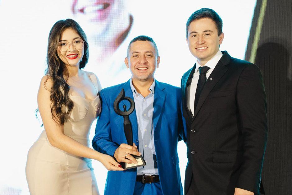 El alcalde Nelson Marroquín (QEPD) junto a su esposa y el alcalde Sebastián Siero, al recibir el premio por sus buenas prácticas municipales en la categoría de Política Municipal de Salud.