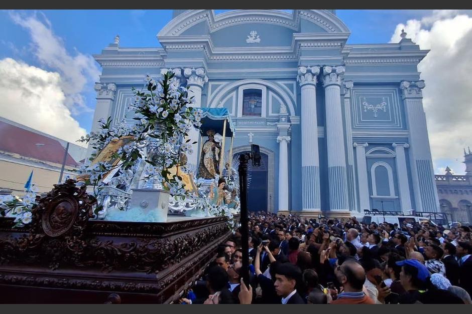 La procesi&oacute;n sali&oacute; del Templo San Francisco. (Foto: Wilder L&oacute;pez/Soy502)