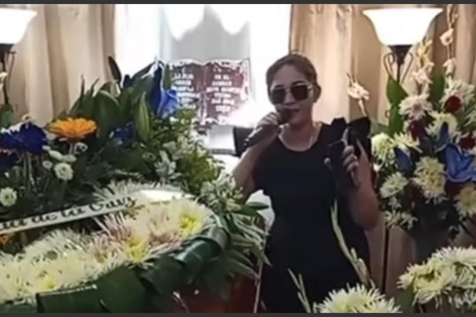 La joven rompió en llanto mientras se dirigía a los asistentes. (Foto: captura de video)