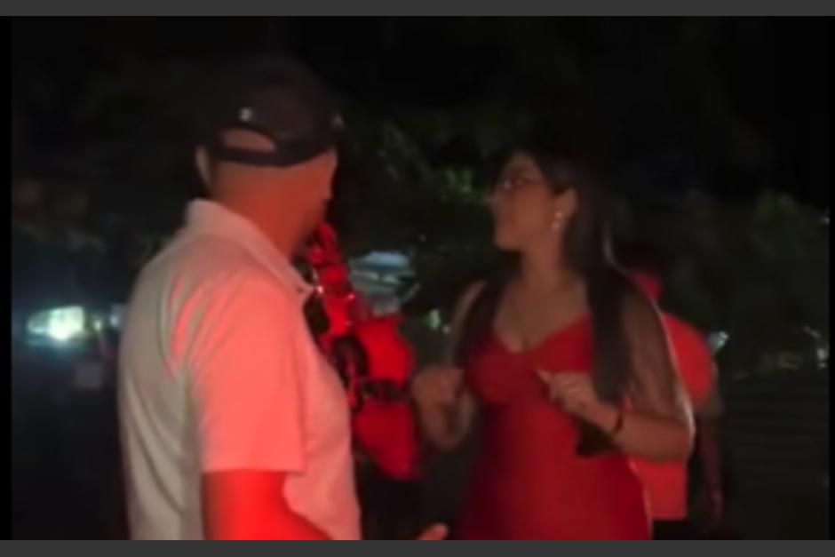 Las imágenes a un sujeto huir del lugar. (Foto: captura de video)