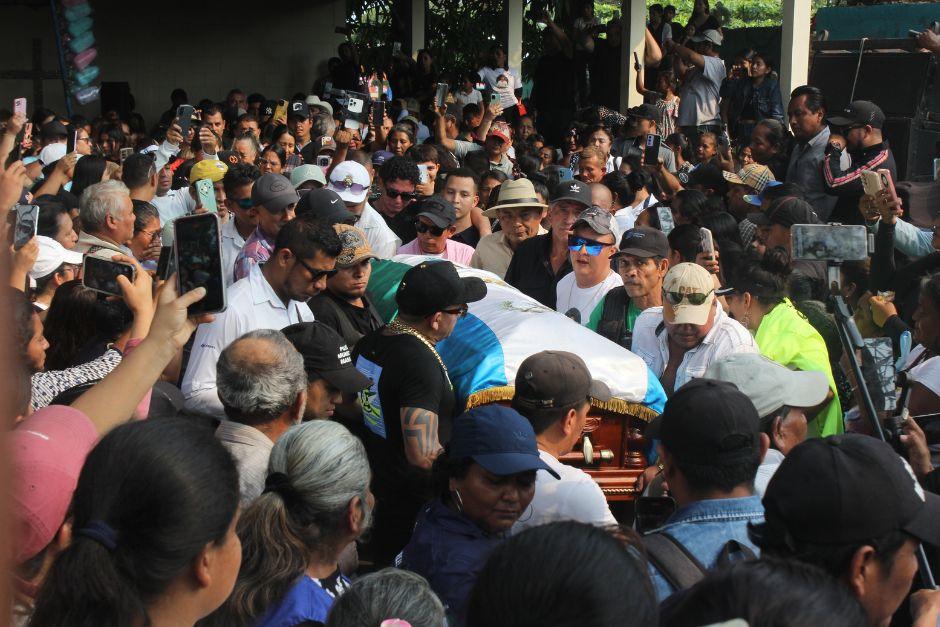 Entre vecinos, familiares y amigos se unieron para darle el último adiós a Nelson Marroquín, alcalde de Masagua. (Foto: Jorge Morales/Colaborador)