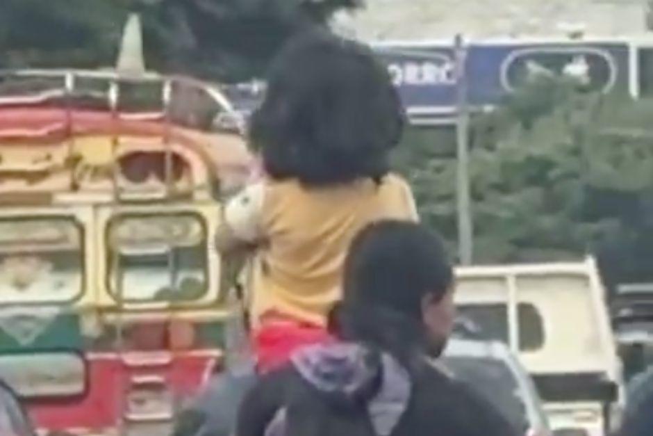 La niña iba de pie sobre el vehículo sin equipo protector. (Foto: captura de video)