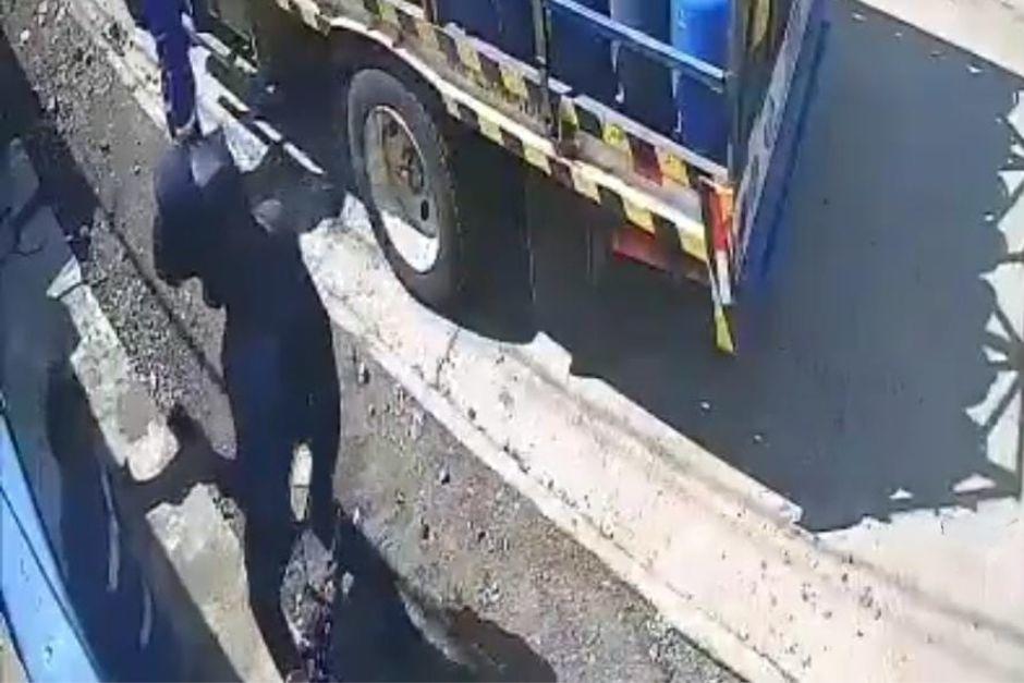 Una cámara de seguridad captó las imágenes de la entrega de un celular para extorsión. (Foto: captura de video)