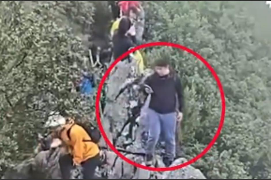 El hombre perdió el equilibrio luego de que una piedra cayera. (Foto: captura de video)