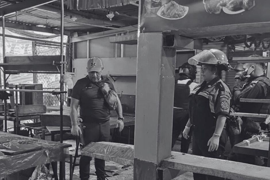 En el lugar quedaron dos mujeres sin vida y una más fue trasladada herida al IGSS. (Foto: Bomberos Municipales de Mixco)