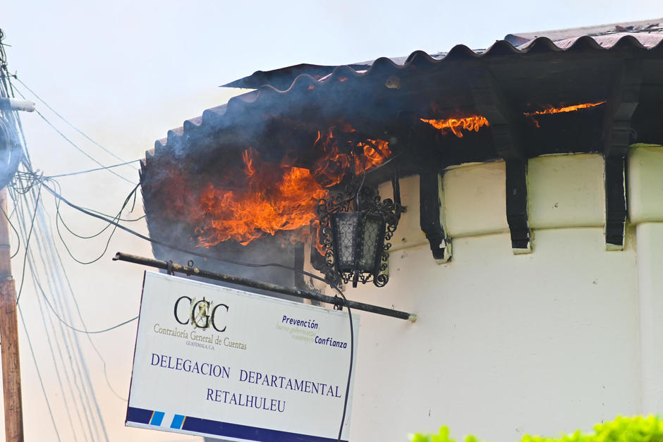 El fuego alcanz&oacute; las oficinas de la Contralor&iacute;a General de Cuentas en Retalhuleu. (Foto: &Aacute;ngel Revolorio/Colaborador)
