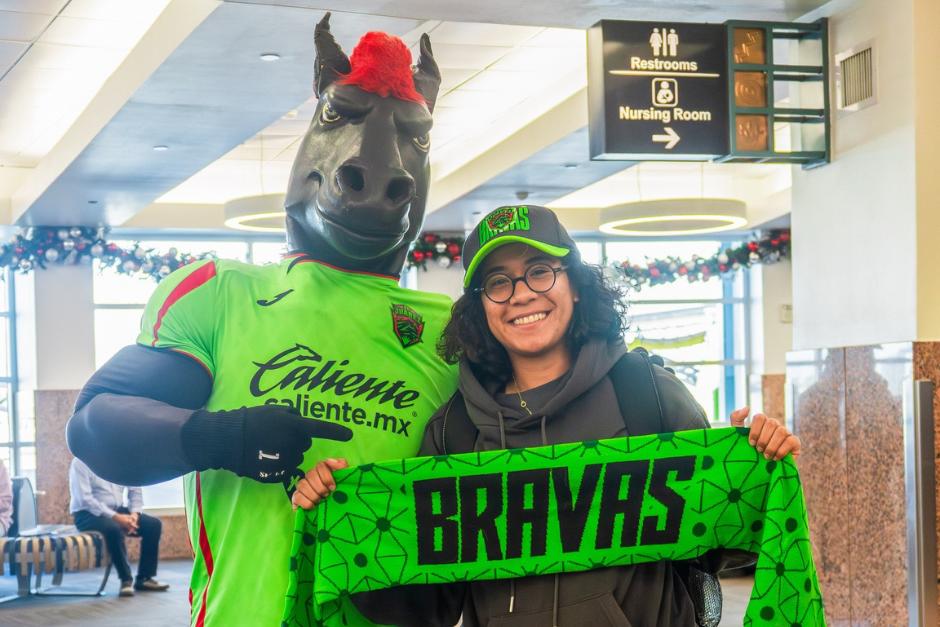 La delantera guatemalteca fue recibida por&nbsp;Benny Bravo, la mascota del equipo. (Foto: Ju&aacute;rez)