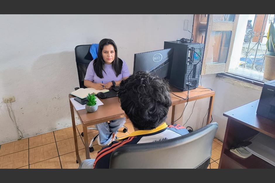 Paciented comparte sus sentimientos mientras recibe apoyo profesional con la especialista en salud mental. (Foto: Jorge Morales/Colaborador)