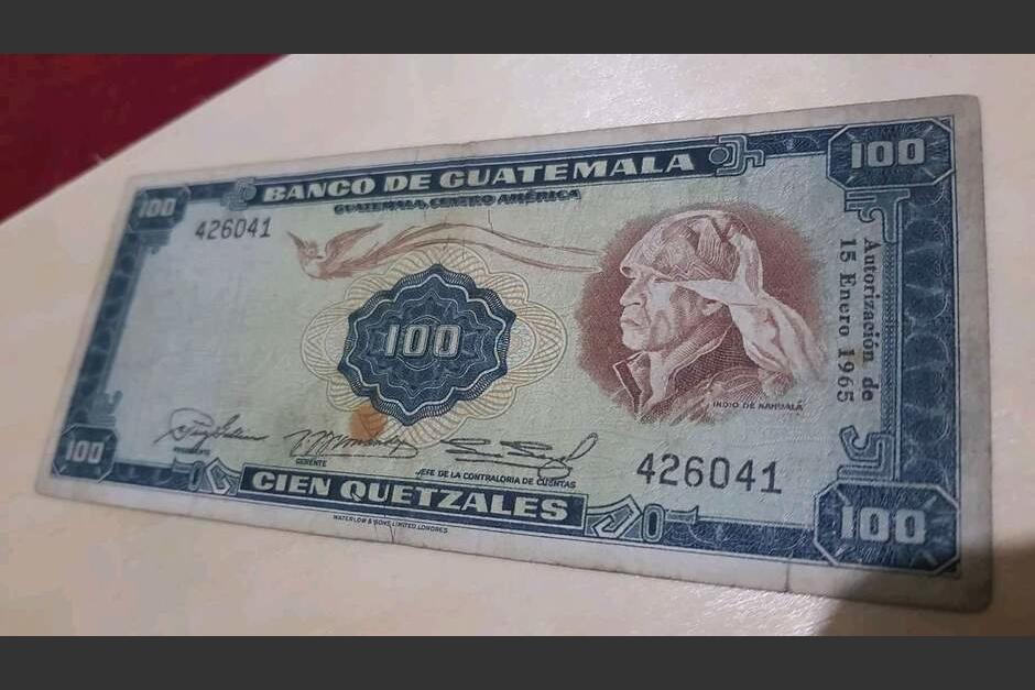 Billete de 100 quetzales que evidencia la emisi&oacute;n de 1965, con el rostro de Miguel Cajtunaj Tzep. (Foto: Alfonso Gu&aacute;rquez/Colaborador)