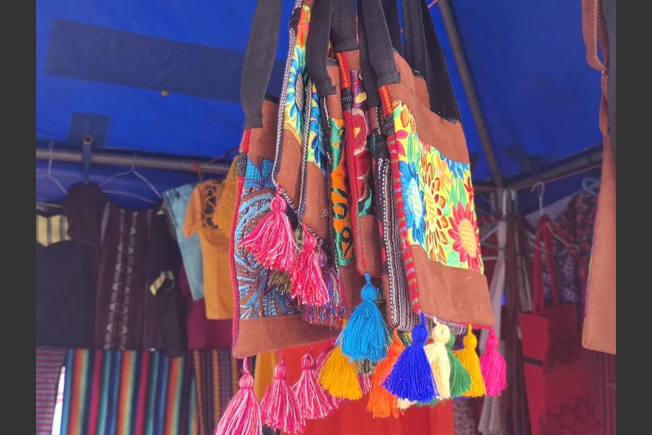 Las carteras t&iacute;picas son muy solicitadas. (Foto: Josu&eacute; Ardeano/Colaborador)