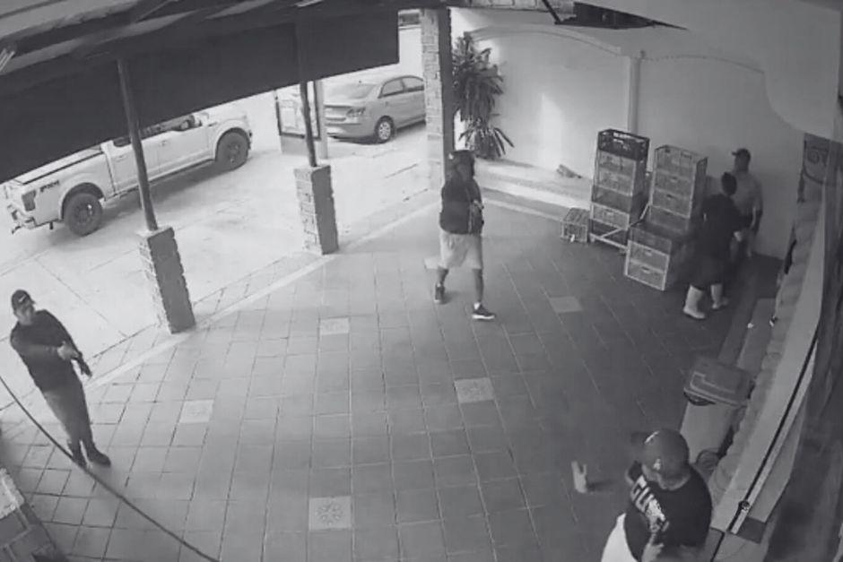 Dos desnocidos acribillaron al futbolista y su acompa&ntilde;ante. (Foto: captura de video)