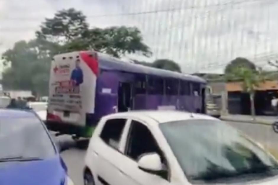 Pilotos bocinaban molestos ante la maniobra del piloto del bus. (Foto: Redes Sociales)