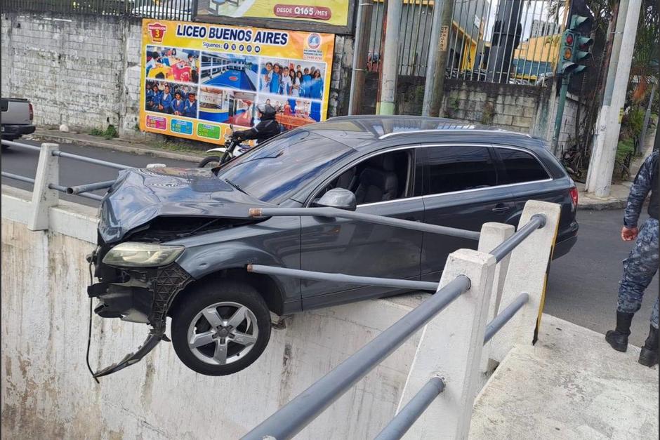 As&iacute; qued&oacute; el auto tras chocar en paso a desnivel de San Crist&oacute;bal