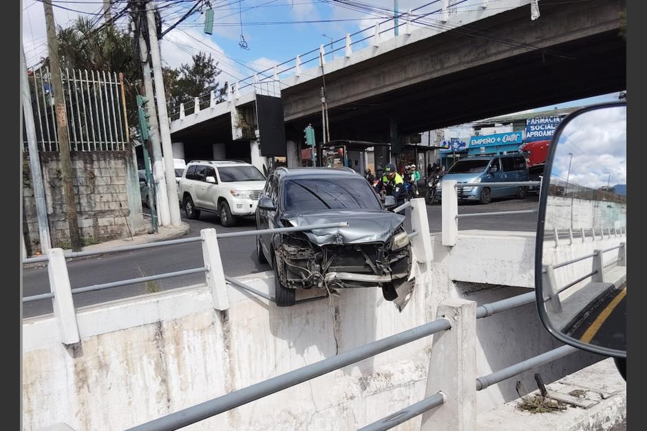 El auto qued&oacute; colgando el paso a desnivel. (Foto: redes sociales)