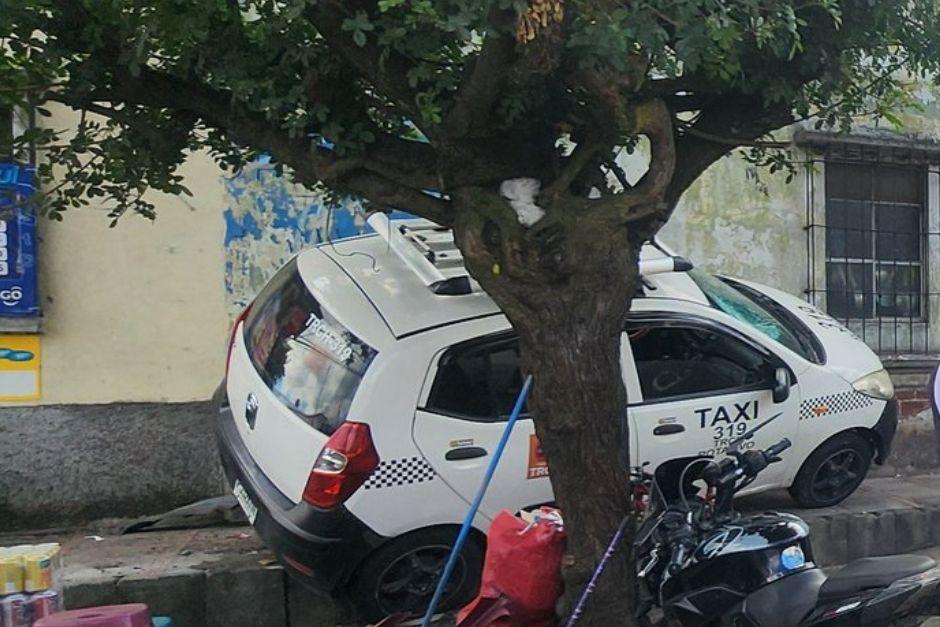El veh&iacute;culo qued&oacute; atorado entre la estructura de la casa y un &aacute;rbol. (Foto: Bomberos Voluntarios)
