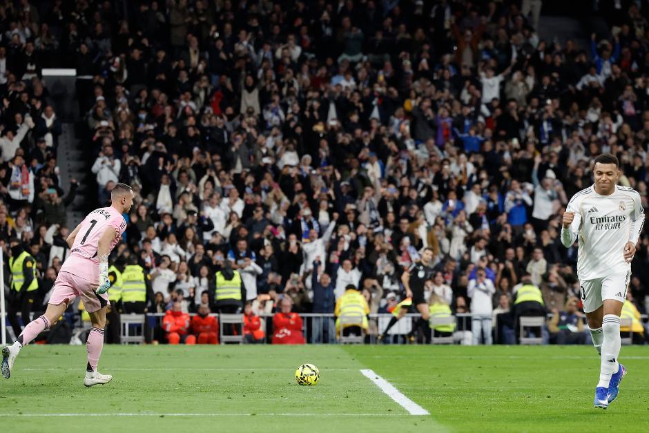 El astro galo sentenci&oacute; el triunfo desde el punto penal, con el que lleg&oacute; a 59 anotaciones en el a&ntilde;o 2025, igualando un hito de CR7. (Foto: AFP)