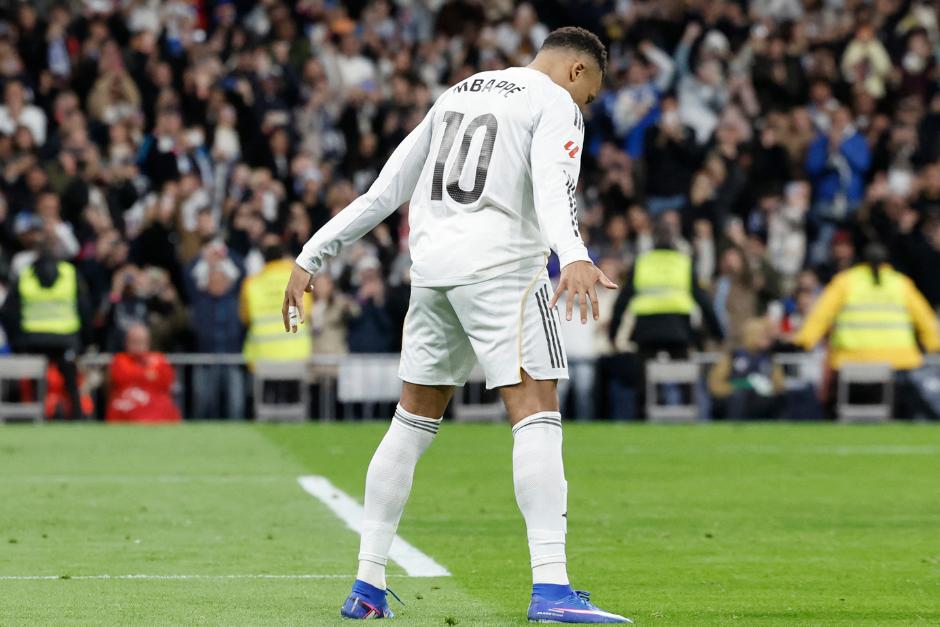 Mbapp&eacute; emul&oacute; el festejo del ya conocido "SIUUU" de CR7, tras marcar de penal e igualar el r&eacute;cord de goles en un a&ntilde;o calendario del portugu&eacute;s con la camisola merengue. (Foto: AFP)
