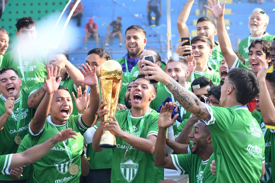 Hern&aacute;ndez junto al grupo de compa&ntilde;eros que se consagraron con Antigua en el Clausura 2025.