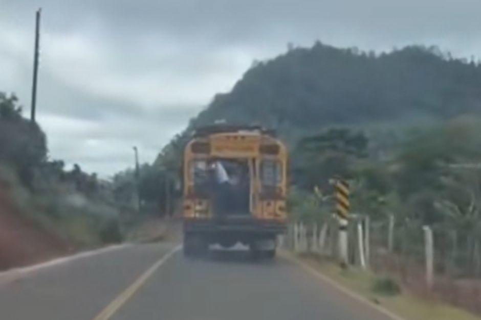 Pasajeros atemorizados decidieron descender del bus en marcha. (Foto: captura de video)