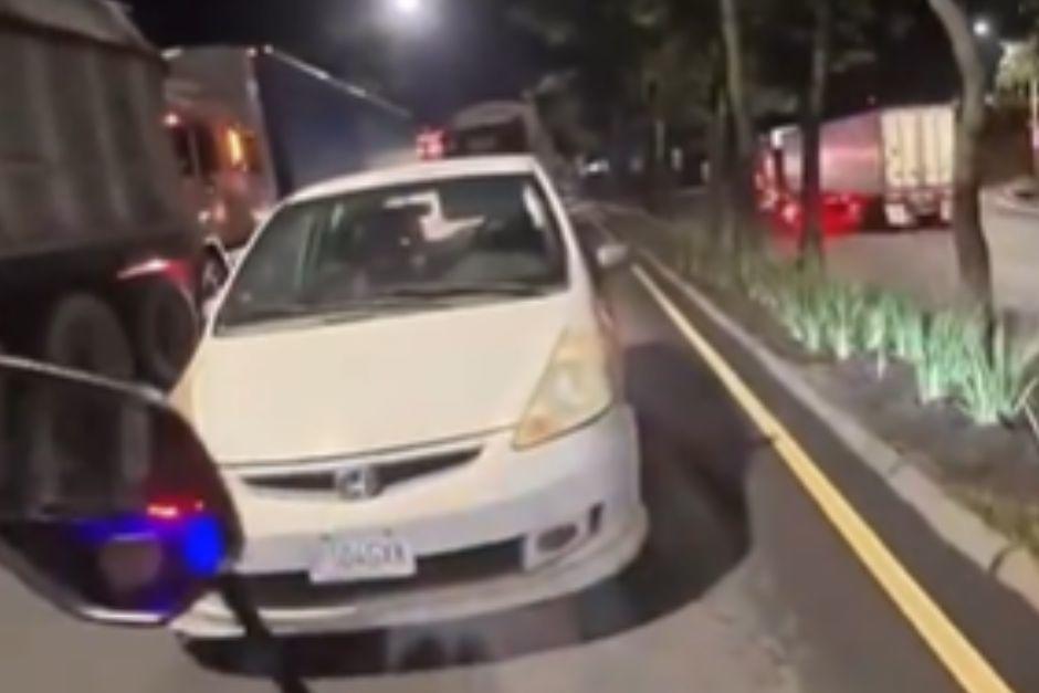 Largas colas se forman detr&aacute;s del veh&iacute;culo de conductor dormido.&nbsp;(Foto: captura de video)