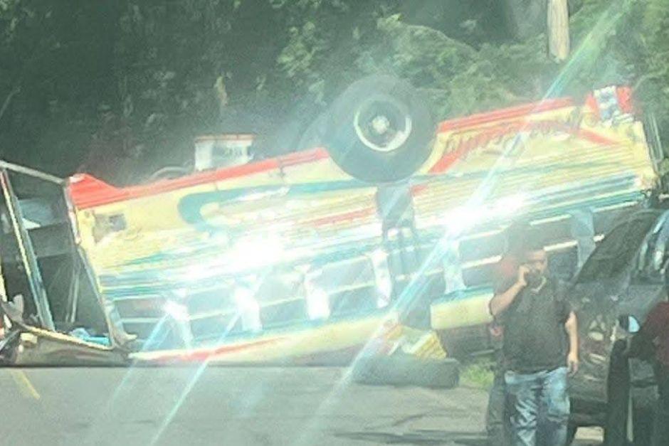 El bus quedo bocabajo en el asfalto. (Foto: redes sociales)