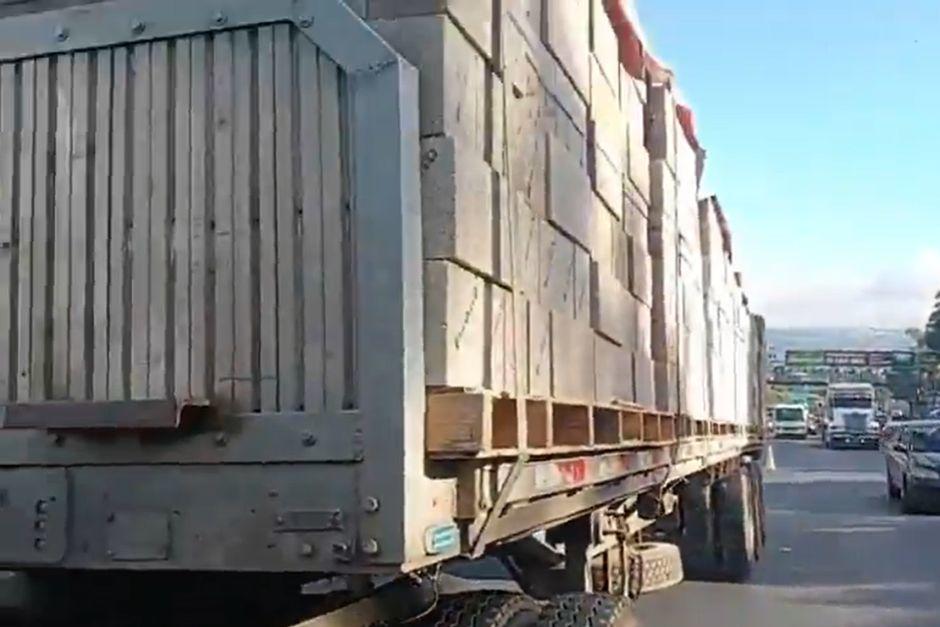 El tr&aacute;iler transporta carga pesada. (Foto: captura de video)