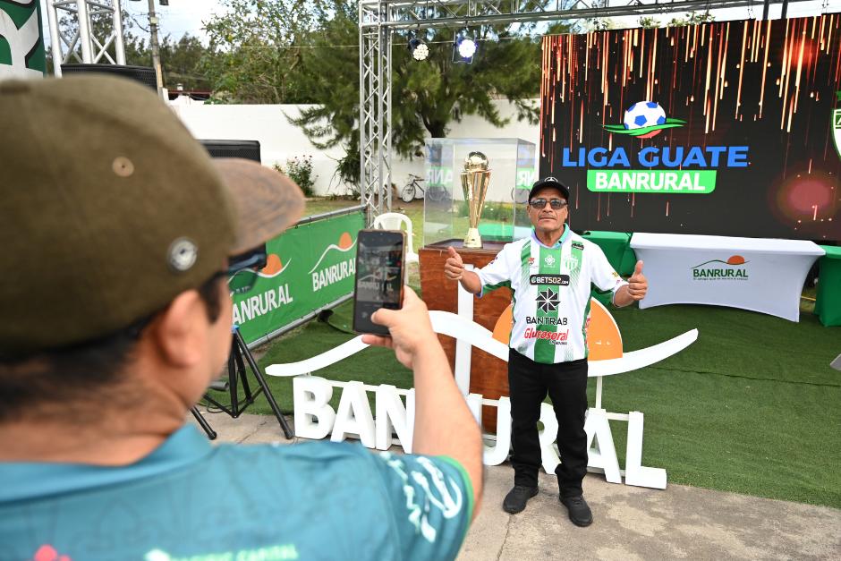 Los antig&uuml;e&ntilde;os la pasan bien antes del partido. (Foto: Nuestro Diario)