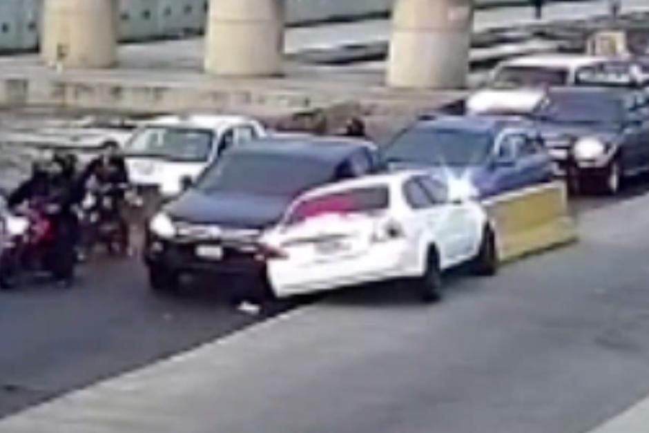 Colisi&oacute;n reportada en el tramo que conduce a Villa Nueva. (Foto: Captura de video/Amilcar Montejo)