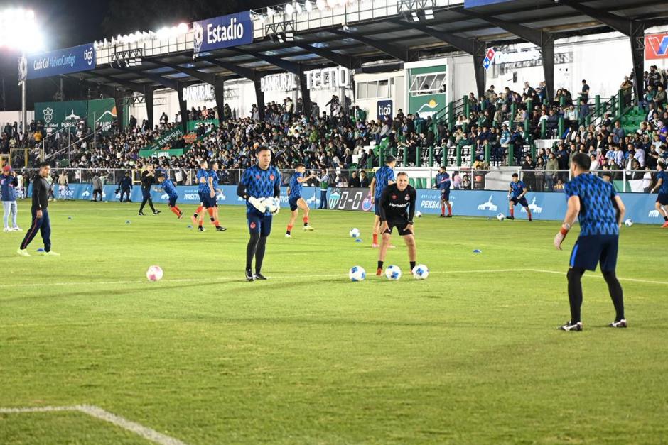 K&eacute;nderson Navarro en la etapa de calentamiento en El Tr&eacute;bol. (Foto: Pedro Pablo Mijangos / Nuestro Diario)