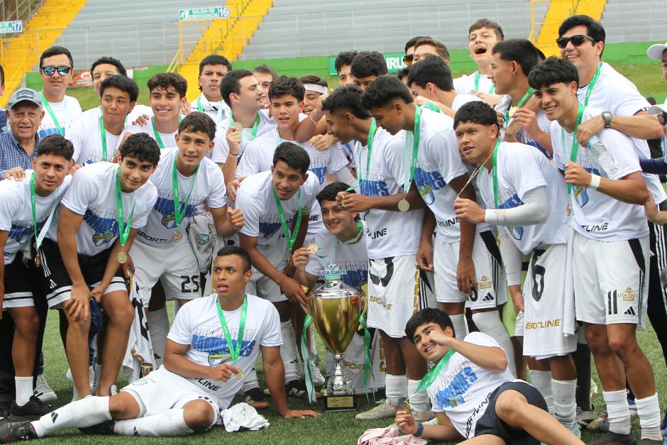 Los cremas juveniles se quedaron con la gloria y con el trofeo de campeones de su categor&iacute;a. (Foto: Eddy Recinos/Colaborador)