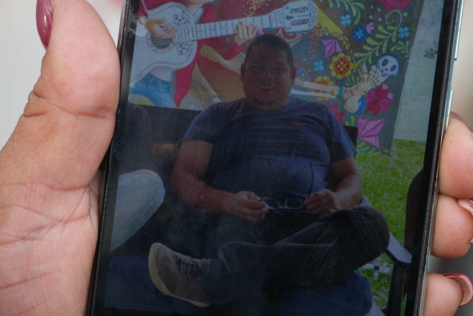 La foto en el celular, sostenido por su madre, provoca una profunda tristeza para sus familiares que los buscan con desesperaci&oacute;n.&nbsp;(Foto: Wilder L&oacute;pez/Soy502)