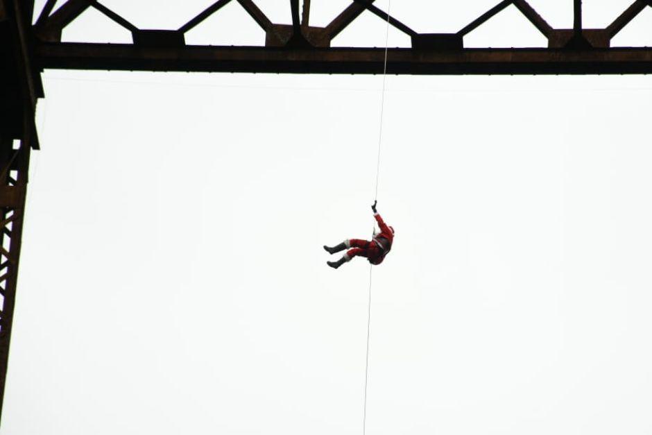 Desde el cielo llego a alegrar a los peque&ntilde;os, quienes lo recibieron con mucho entusiasmo. (Foto: captura de video)