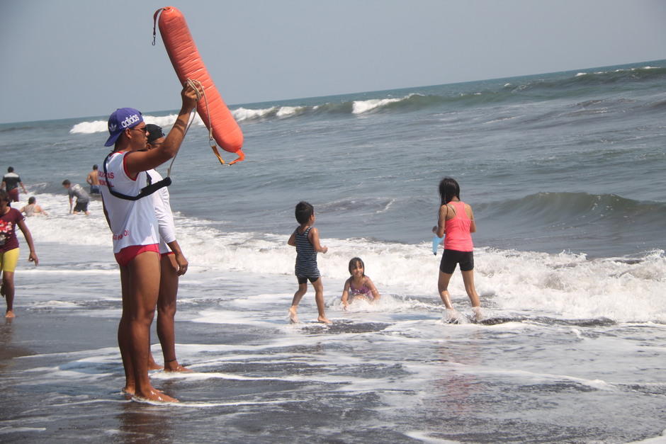 Los salvavidas siempre est&aacute;n al cuidado de la poblaci&oacute;n que disfruta del mar.&nbsp;(Foto: Magy Ortega/Colaboradora)