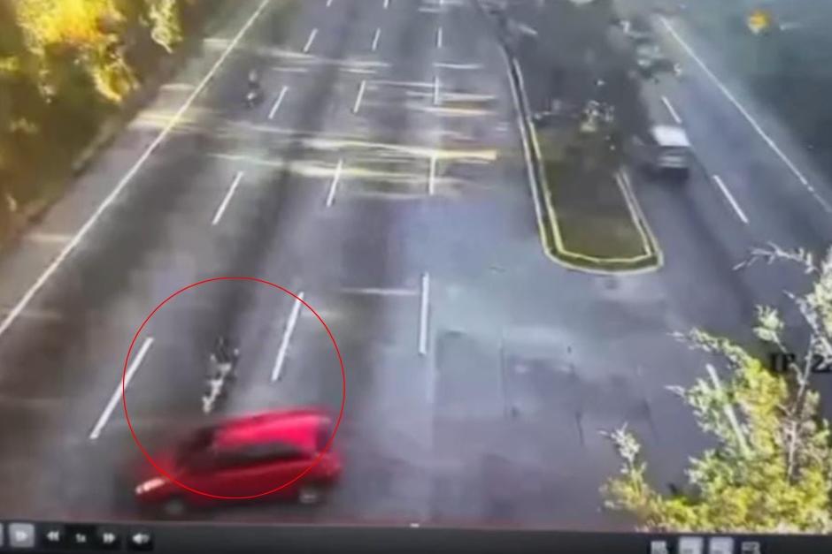 Un accidente entre un veh&iacute;culo y una motocicleta fue captado en video cerca del Mirador. (Imagen: captura de pantalla)&nbsp;