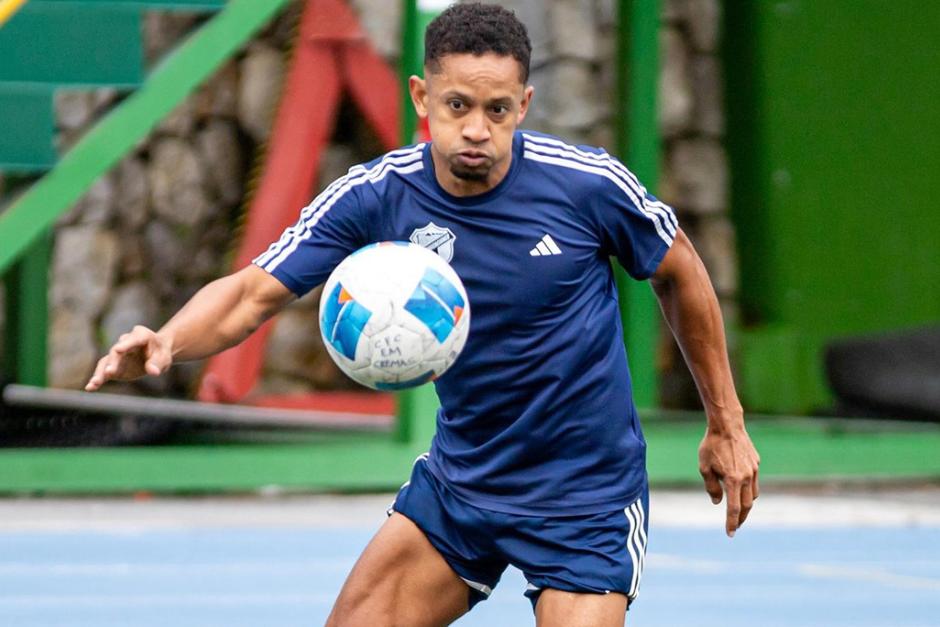 El colombiano Jos&eacute; Corena durante la pr&aacute;ctica de este lunes en el Cementos Progreso.