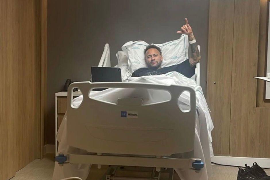 "Ney" subi&oacute; una imagen saludando a sus seguidores luego de la operaci&oacute;n exitosa en Brasil. (Foto: Instagram)