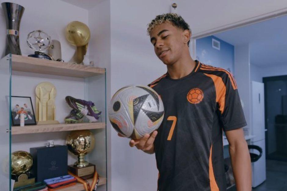 La estrella del Barcelona mostr&oacute; su colecci&oacute;n de trofeos y tambi&eacute;n algunos objetos que guarda con mucho cari&ntilde;o. (Foto: Redes)