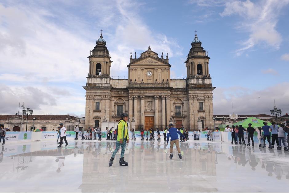 Hoy es el &uacute;ltimo d&iacute;a para disfrutar de la pista de hielo. (Foto: MuniGuate)