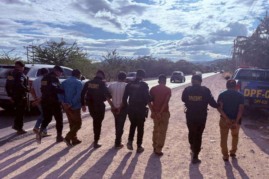 Cinco hombres fueron capturados cuando se conduc&iacute;an en un bus. (Foto: PNC)