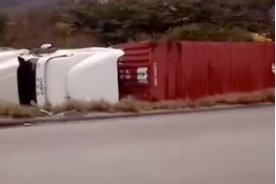 El transporte obstaculiza uno de los carriles en direcci&oacute;n al sur. (Foto: Redes Sociales)