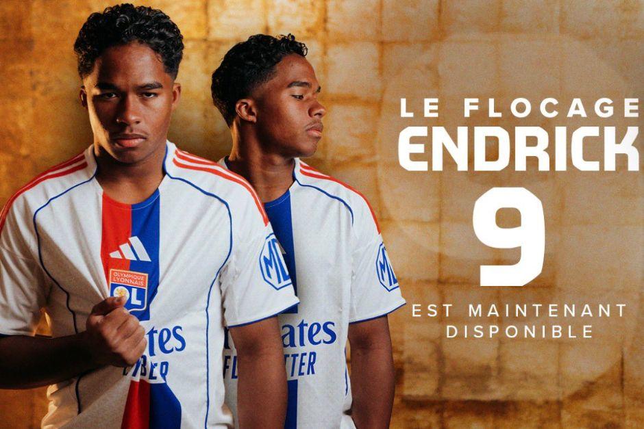 El delantero franc&eacute;s fue presentado con el dorsal 9, el mismo numero que us&oacute; Benzema en su etapa en el Lyon. (Foto: Lyon)
